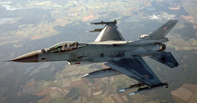 В Польше не хватает пилотов для F 16