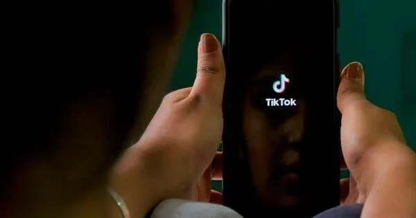 В Азербайджане уволили учительницу, проводившую прямой эфир в TikTok из школы