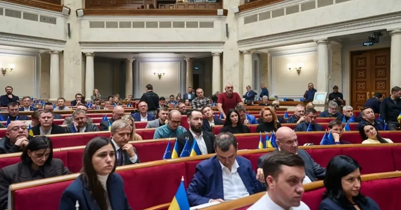В Украине продлили всеобщую мобилизацию и военное положение