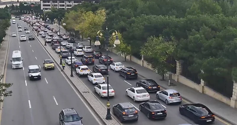 На ряде улиц и проспектов Баку затруднено движение транспорта