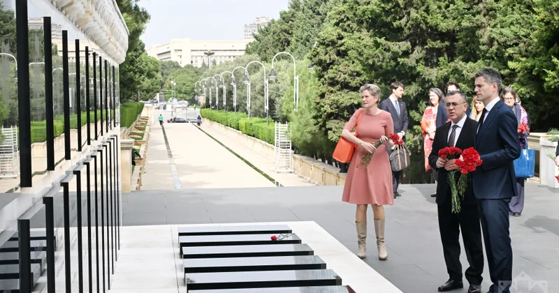 Niderlandın xarici işlər naziri Bakıda Şəhidlər xiyabanını ziyarət edib