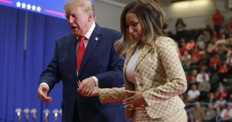 Ağ Evin növbəti mətbuat katibi olacağı bildirilən Niki Minaj Miçiqanda Trampı müşayiət etdi