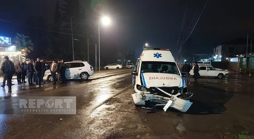 Lənkəranda təcili yardım avtomobili qəzaya düşüb, yaralılar var