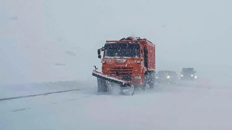 Gürcüstan Ermənistana gedən yolu bağladı