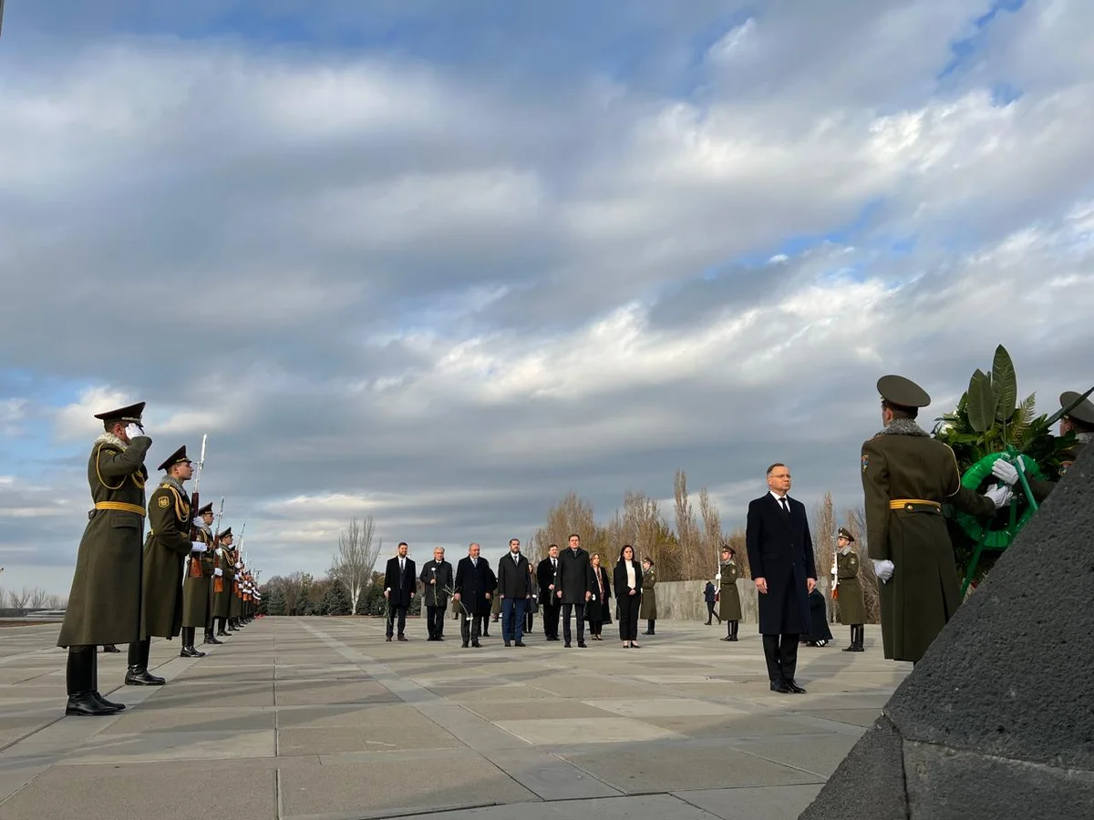 Polşa prezidenti İrəvanda diz çökdü Foto