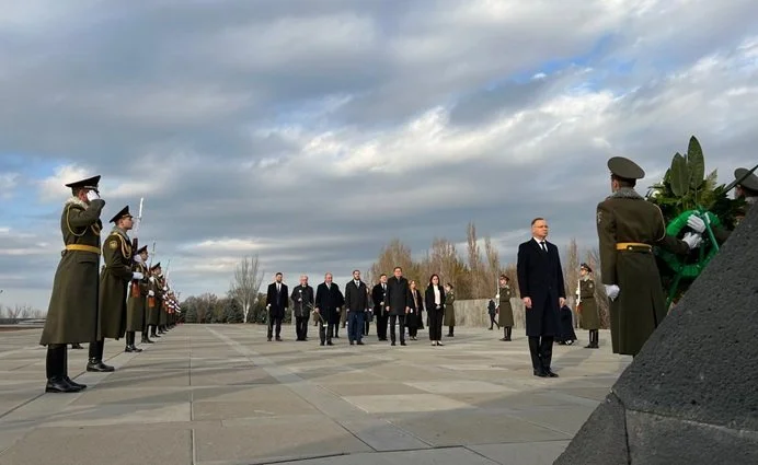 Polşa prezidenti İrəvanda diz çökdü Foto