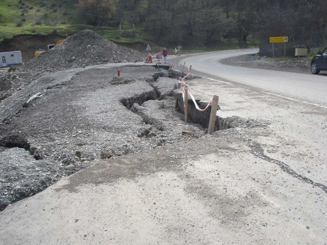 Azərbaycanda yol ÇÖKDÜ FOTO KONKRET