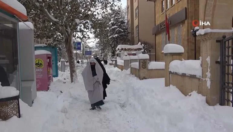 Türkiyədə qarın qalınlığı 80 smə çatdı, quşlar dondu: Biz belə qış görməmişdik