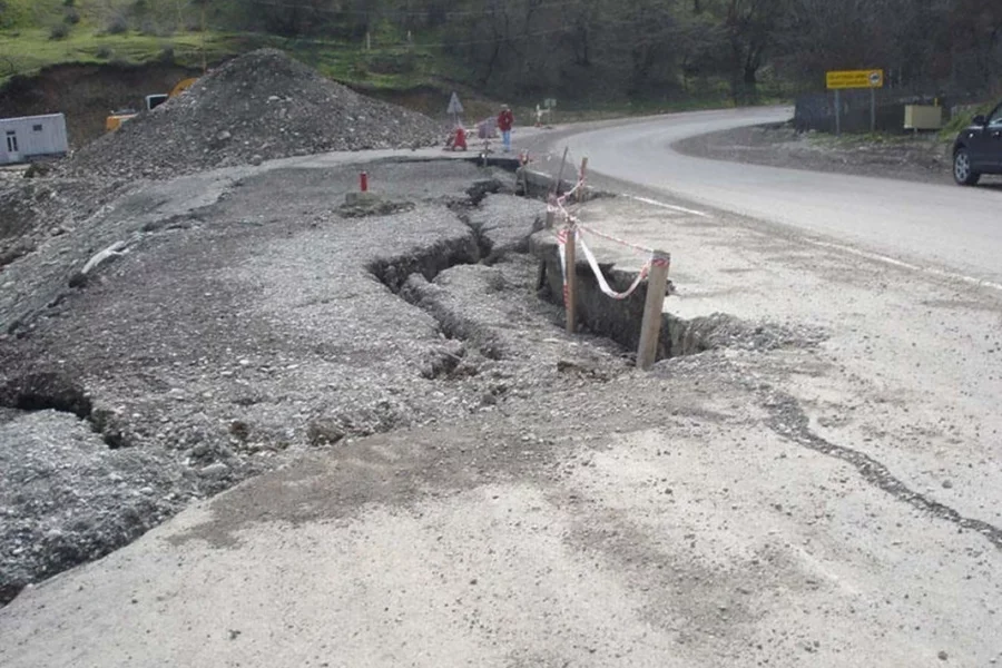 Azərbaycanda yol ÇÖKDÜ FOTO