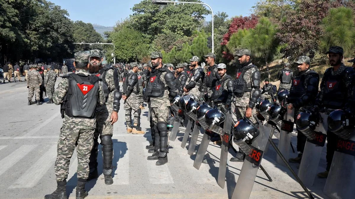 Pakistanda hökümət qüvvələri ilə İmran Xanın tərəfdarları arasında toqquşma FOTO