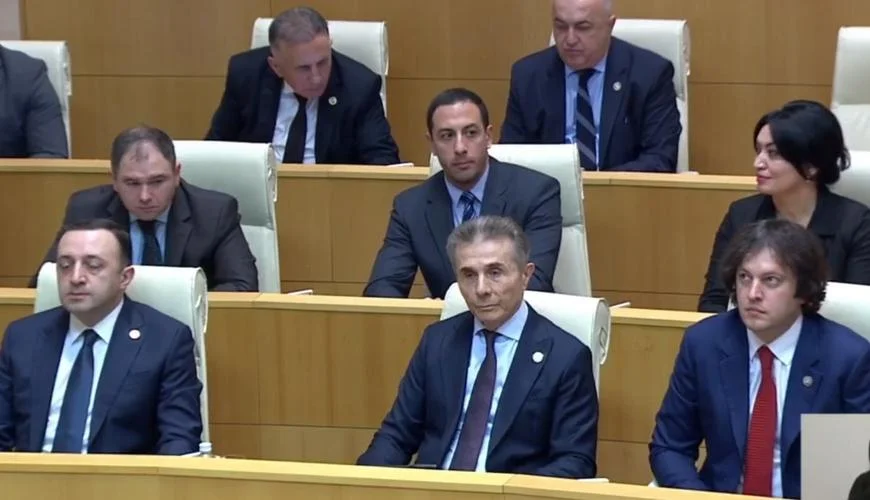 GÜRCÜSTANDA PREZİDENTPARLAMENT QARŞIDURMASI “Gürcü Arzusu” yeni prezident seçməyə tələsir, Zurabişvili isə... AzPolitika onlayn siyasiictimai qəzet