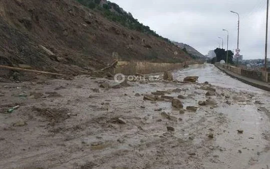 Şamaxıda avtomobil yolu çökdü