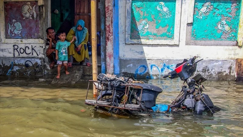 İndoneziyada daşqınlar və torpaq sürüşmələri can almaqda davam edir