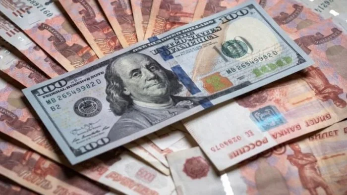 Rubl dollar qarşısında bir az da ucuzlaşdı YENİ MƏZƏNNƏ