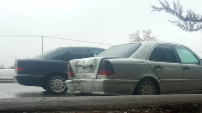 İdarəetmədən çıxan Mercedes maneyə, ardınca başqa maşına çırpıldı FOTO