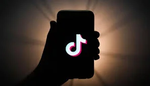 Ağsaqqal və ağbirçəklər “TikTok” da niyə oynayır? Psixoloq səbəbləri açıqladı