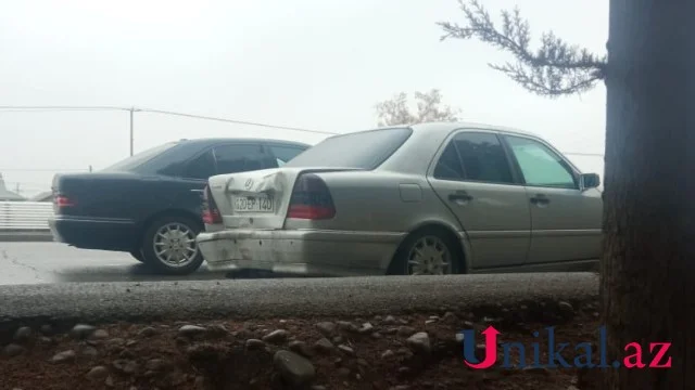 İdarəetmədən çıxan Mercedes maneyə, ardınca başqa maşına çırpıldı FOTO