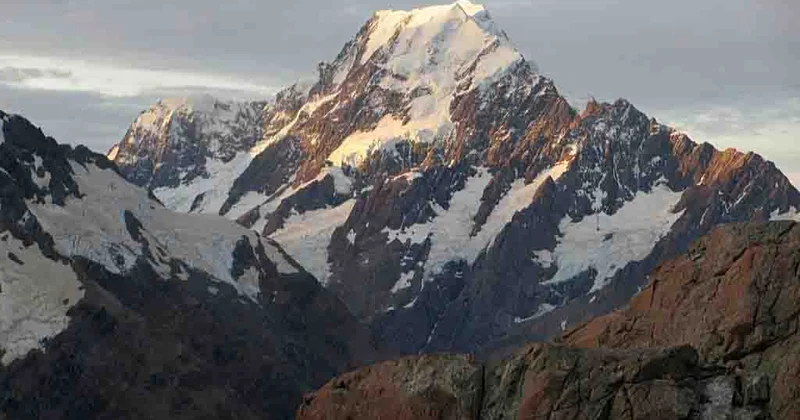 Yeni Zelandiyada Kuk dağında iki alpinist yıxılaraq ölüb