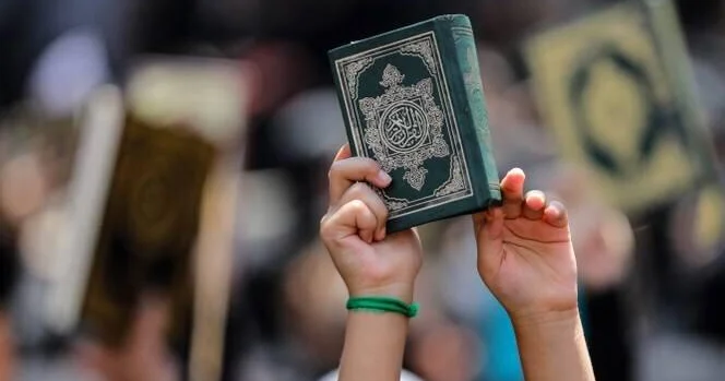 Canlı yayım açıb Quran ı yandırdı, saxlanıldı FOTO