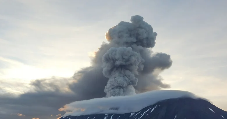 Vulkanın günbəzindən qırmızı isti qar uçqunları yayılır