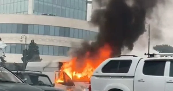 Heydər Əliyev prospektində Ford YANIR