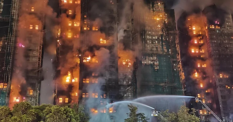 В Гонконге продолжает гореть крупный жилой комплекс