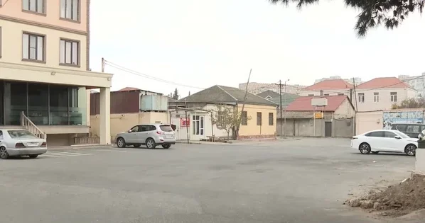 Двор под застройку: в бакинском поселке разгорелся конфликт интересов