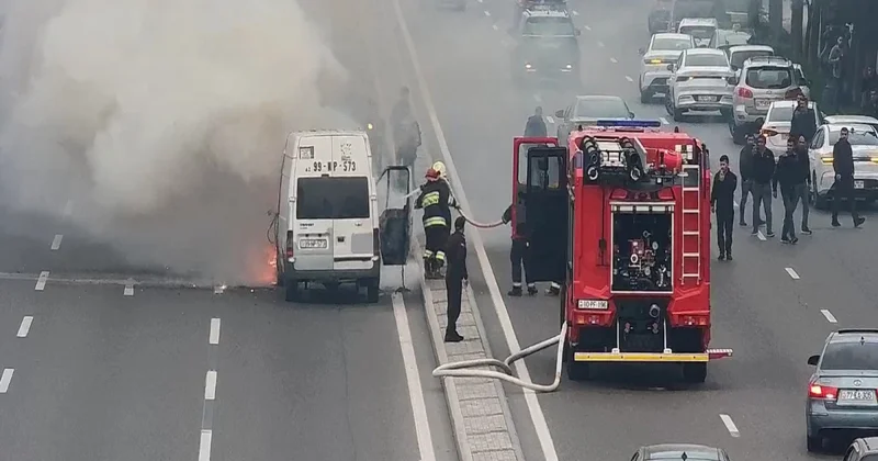 Bakının mərkəzində avtomobil yanır: sıxlıq yarandı VİDEO