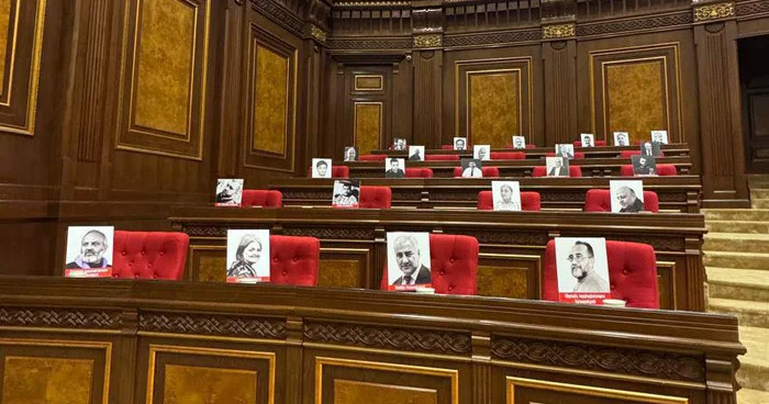 Ermənistan parlamentində Paşinyana pis sürpriz FOTO