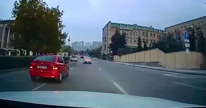 İki zolağın arasında qalan qərarsız sürücü hərəkəti çətinləşdirdi VİDEO