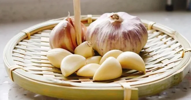 Sarımsaq insan orqanizmində bu problemləri yaradır Ehtiyatlı OLUN!