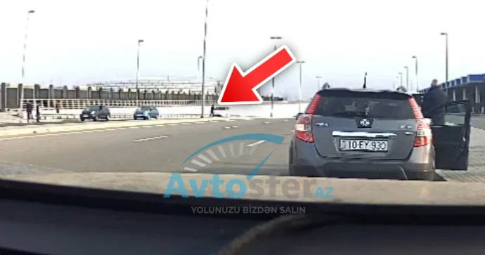 Yolu necə gəldi keçən piyada maşına çırpıldı, sürücü ilə mübahisə etdi ANBAAN VİDEO