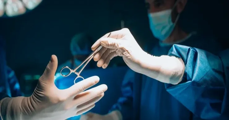 Rusiyalı qadın yeddi ildir bədənindəki iynə ilə yaşayır