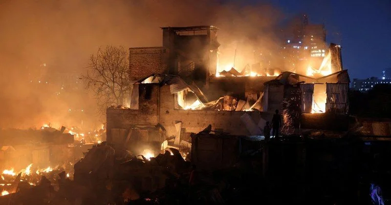 Banqladeşdə güclü yanğın, onlarla ev kül oldu