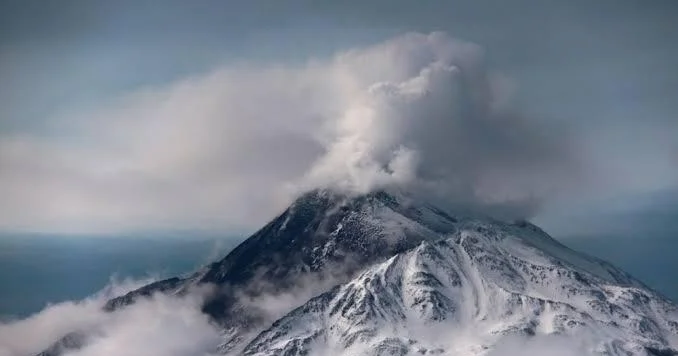 Kamçatkada vulkan püskürdü