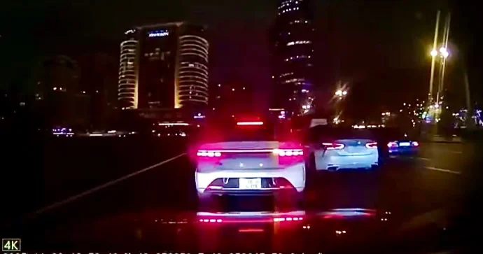 Prospektdə özünə yer tapa bilməyən sürücü dəfələrlə qayda pozdu VİDEO