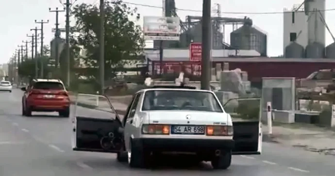 Qapıları açıb musiqiyə səs verən “Tofaş” sürücüsü təhlükə yaratdı VİDEO