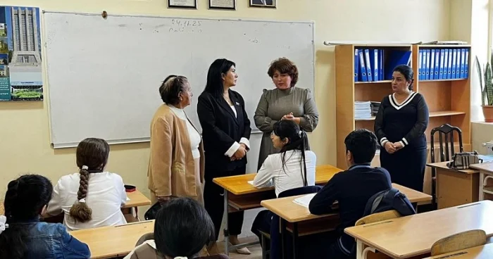 Elnarə Akimova seçicilərlə görüşüb