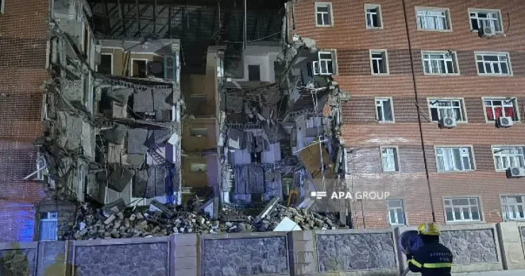Goranboyda 5 mərtəbəli yaşayış binasının bir bloku tamamilə çökdü