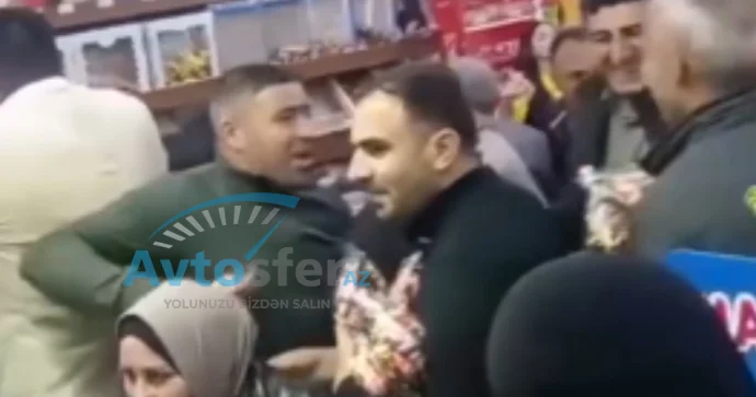 Marketdəki endirim kampaniyasında məhsul üstündə dava düşdü VİDEO