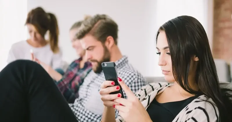 Tiktokda təhlükəli dopamin tələsi: Beynimizi niyə çürüdürük?