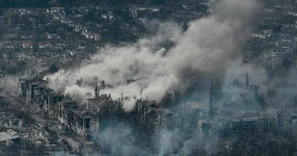 Rusiya Xersona zərbə endirdi: qadın və uşaq öldü