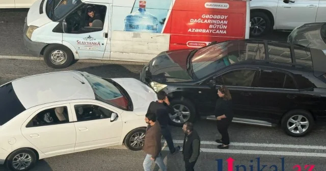 Yasamalda 2 maşın toqquşdu Sıxlıq yarandı (FOTO)
