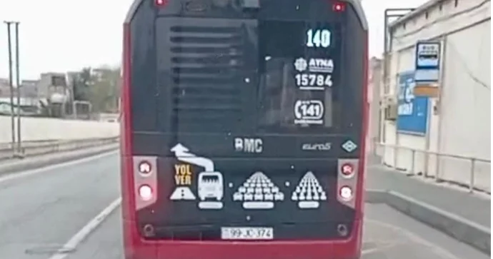 Duman işıqları ilə təhlükə yaradan avtobus sürücüsü 99 JC 374 VİDEO