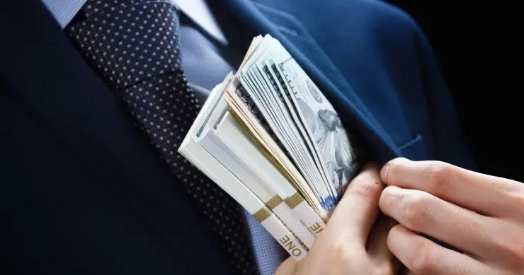 Külli miqdarda pul aparan universitet müəllimi HAKİM QARŞISINDA