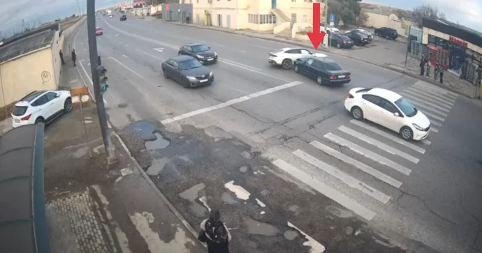 Üç saniyə vaxt qazanmaq istəyən sürücü ağır qəzaya düşdü VİDEO