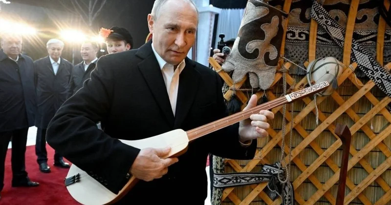 Putin komuz çaldı VİDEO