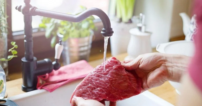 Ət niyə yuyulmamalıdır? Mütəxəssis İZAH ETDİ