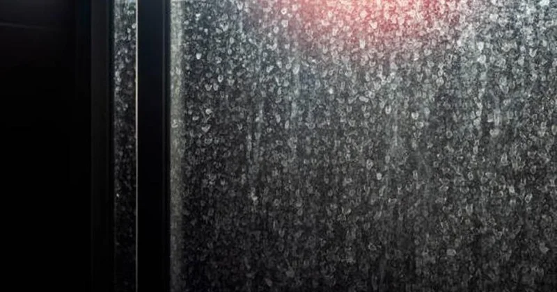 Ərpdən matlaşan duş kabinləri üçün təbii həll Şüşələr güzgü kimi olur