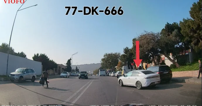 Güzgüyə baxmadan hərəkətə başlayan sürücü digər avtomobilə təhlükə yaratdı VİDEO